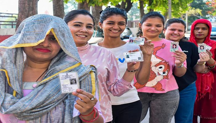 MCD Bye Elections: दिल्ली में MCD उपचुनाव के लिए मतदान जारी... पोलिंग बूथ पर लंबी कतारें