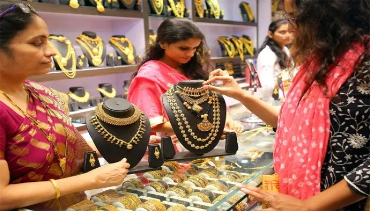 सोना-चांदी की चमक बढ़ी, कीमतों में जोरदार उछाल
