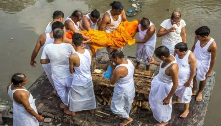 आगरा में मृत घोषित महिला 17 घंटे बाद हुई जिंदा, अंतिम संस्कार से पहले पकड़ लिया भांजे का हाथ