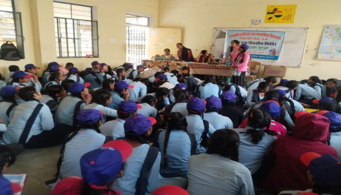 जिला न्यायाधीश ने छात्राओं को दिए सुरक्षा के टिप्स, प्रदान की महत्वपूर्ण जानकारी