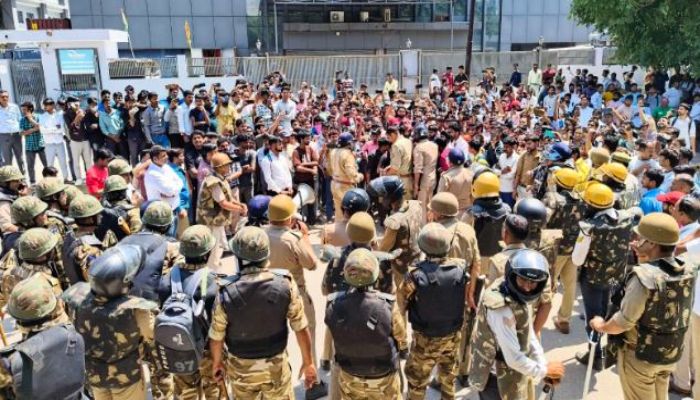 Noida Protest : नोएडा में फिर कर्मचारियों ने काटा बवाल, भारी पुलिस बल तैनात