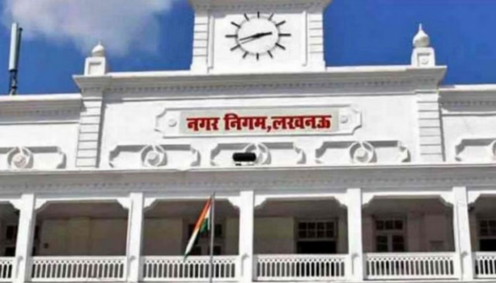 लखनऊ नगर निगम ने घटिया सड़क मरम्मत पर दिखाई सख्ती, ठेकेदारों पर जुर्माना और जेई का वेतन रोका