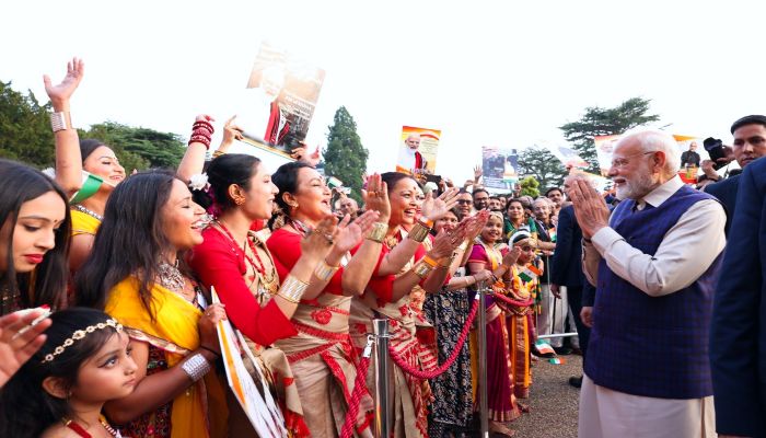 PM Modi UK Visit: लंदन पहुंचे पीएम मोदी का प्रवासी भारतीयों ने किया जोरदार स्वागत, भारत-यूके के बीच होगी FTA डील