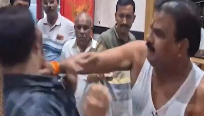 शिवसेना विधायक ने खराब खाना परोसने पर कैंटीन कर्मचारी की पिटाई की, सोशल मीडिया पर वायरल हो रहा घटना का वीडियो