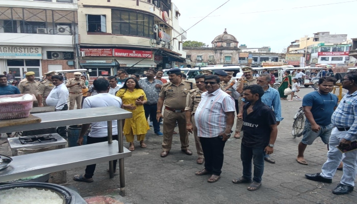 अपनी कमियां देख मुस्कुराते रहे अधिकारी, निरीक्षण के समय थे विभागों के लोग