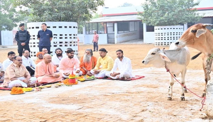 गोवर्धन पूजा समारोह में शामिल हुए मुख्यमंत्री योगी, गौसेवा को बताया भारतीय संस्कृति की आत्मा