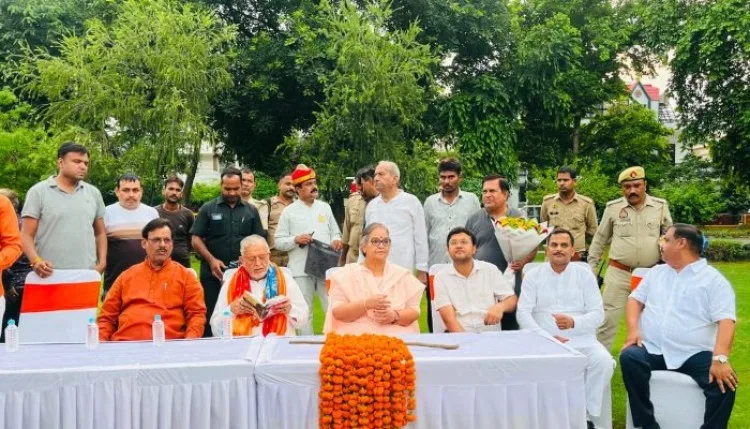 रानी झांसी वाहिनी पार्क में लगाए 100 पौधे