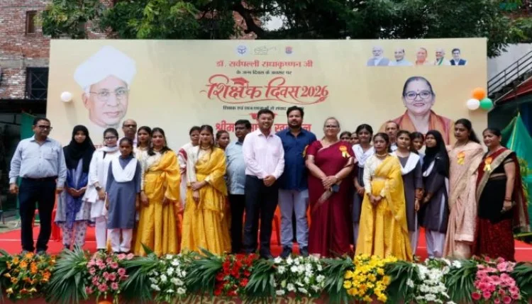 उल्लेखनीय कार्य के लिए शिक्षक एवं शिक्षिकाएं सम्मानित, महापौर ने की सराहना