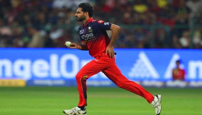 RCB vs MI IPL 2026: मलिंगा-बुमराह के क्लब में शामिल हुए भुवनेश्वर कुमार, IPL इतिहास में चौथी बार किया ये बड़ा कारनामा