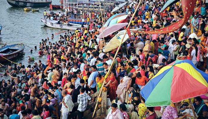 Ganga Dussehra: गंगा दशहरा पर काशी में उमड़ा जनसैलाब, लाखों श्रद्धालुओं ने लगाई आस्था की डुबकी