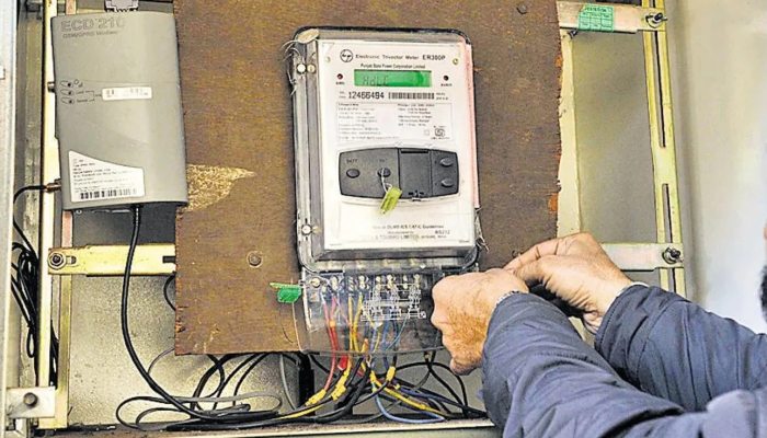 Smart Meter : बिजली उपभोक्ताओं को झटका दे रहे स्मार्ट मीटर, कहीं तेज चलने तो कहीं लोड जंपिंग की शिकायतें