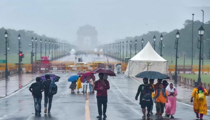 Delhi NCR Monsoon: दिल्ली-NCR में बारिश बरपाएगी कहर, IMD ने जारी किया येलो अलर्ट, जानें कब दस्तक देगा मानसून