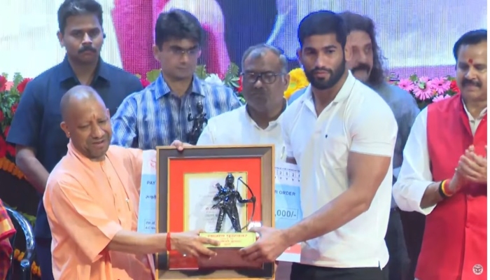 UP Sports News: सीएम योगी ने खिलाड़ियों को बांटे नियुक्ति पत्र; रिंकू सिंह बने खेल अधिकारी, राजकुमार पाल को मिली DSP की कमान