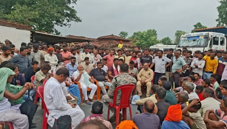 चतरा में ट्रक की टक्कर से CRPF जवान की मौत, विरोध में 20 घंटे से सड़क पर डटे प्रदर्शनकारी