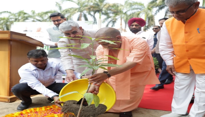 पर्यावरण दिवस पर CM योगी ने रोपा पौधा, यूपी में आज से पौधरोपण महाभियान की शुरुआत