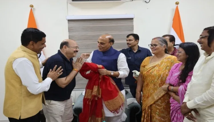 जन्मदिन पर रक्षा मंत्री राजनाथ सिंह से मिलीं महापौर