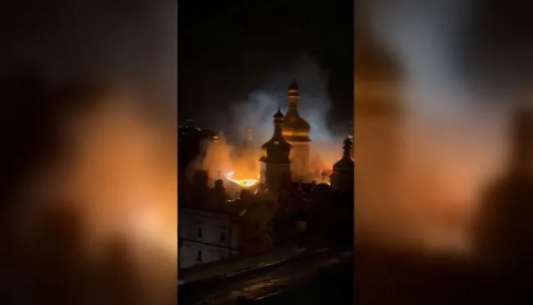 Russia-Ukraine War: रूस का यूक्रेन पर बड़ा हमला, 1000 साल पुराने कीव मठ में लगी आग, 4 लोगों की मौत