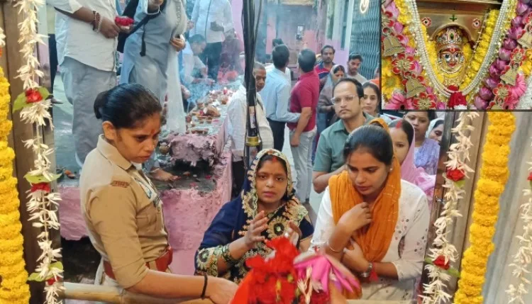 नवरात्रि के तीसरे दिन काशी में मां चंद्रघंटा के दर्शन के लिए उमड़े भक्त