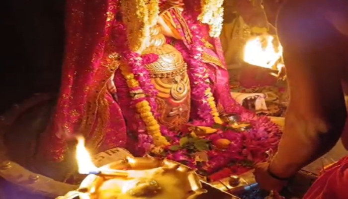 भस्म आरती में उमड़ा भक्तों का सैलाब, बाबा महाकाल ने ‘त्रिपुंड-चंद्रमा’ वाले मनमोहक स्वरूप में दिए दर्शन