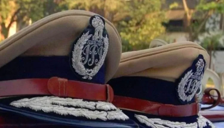 यूपी में बड़ा प्रशासनिक फेरबदल, 15 IPS का ट्रांसफर, लखनऊ-प्रयागराज के पुलिस कमिश्नर भी बदले
