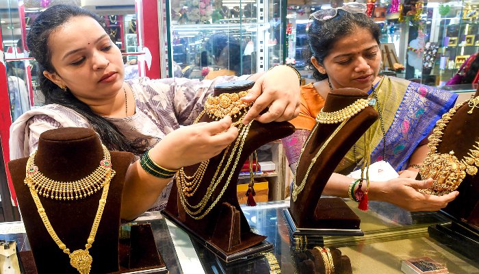 Gold की चमक तेज, Silver ने लगाई छलांग, कीमतें रिकॉर्ड के करीब पहुंचीं