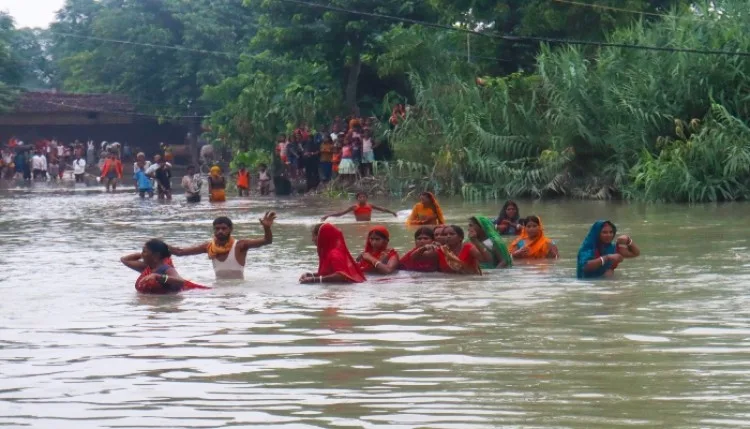 बिहार में बाढ़ से 14 जिलों के 43.64 लाख लोग प्रभावित, कई नदियां उफान पर