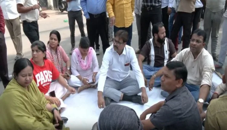 लखनऊ में वकीलों का विरोध प्रदर्शन, चैंबर तोड़ने की कार्रवाई से नाराज