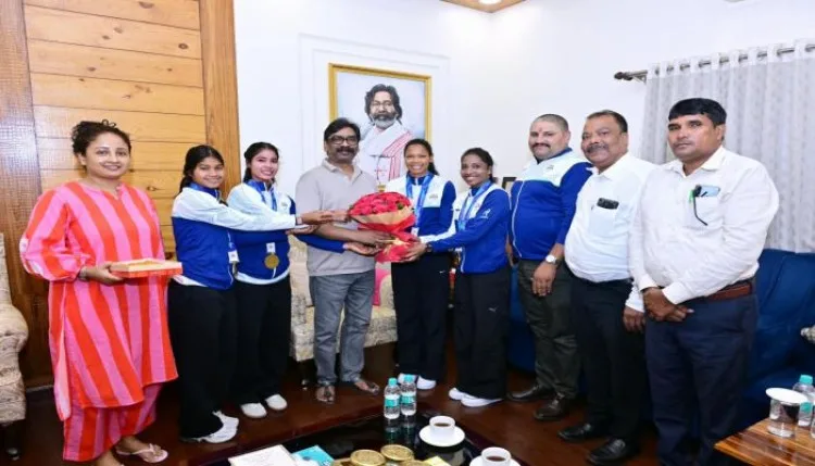 हेमंत सोरेन ने झारखंड की महिला हॉकी खिलाड़ियों को किया सम्मानित