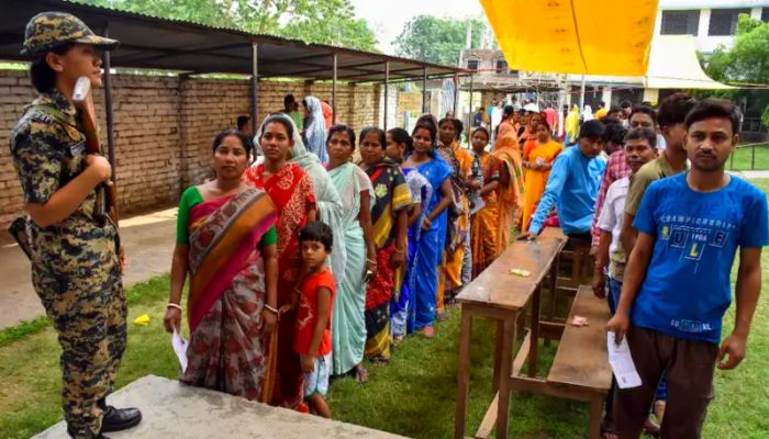 West Bengal Elections 2026: पश्चिम बंगाल के 15 बूथों पर दोबारा हो रही वोटिंग, पोलिंग स्‍टेशनों पर लगी लंबी कतारें