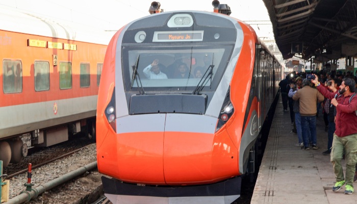 Srinagar Katra Vande Bharat Express : जम्मू तक चलेगी श्रीनगर-कटरा वंदे भारत एक्सप्रेस, यात्रियों को बीच रास्ते नहीं बदलनी पड़ेगी ट्रेन