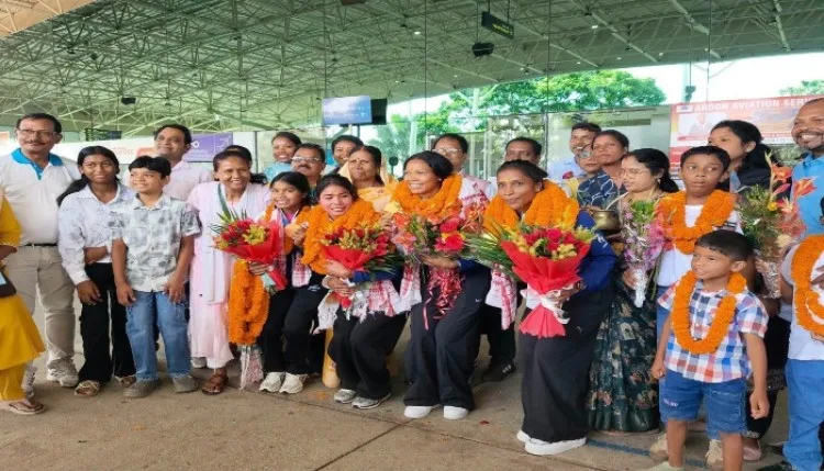 रांची एयरपोर्ट पर बजे ढोल-नगाड़े, जापान से स्वर्ण पदक लेकर झारखंड लौटीं बेटियां