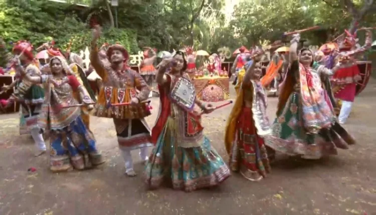 Garba की हलचल: अहमदाबाद में मां अम्बे के welcome में करेंगे गरबा डांस