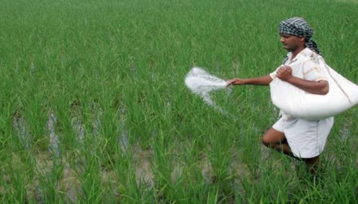 किसानों को यूरिया के कम उपयोग के लिए प्रोत्साहित कर रही केंद्र सरकार, वैकल्पिक उर्वरकों की जारी की अधिसूचना
