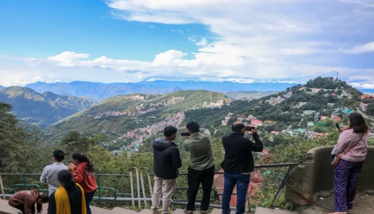 सर्दियों से पहले शिमला पर्यटकों से गुलजार, वीकेंड पर बढ़ी चहल-पहल