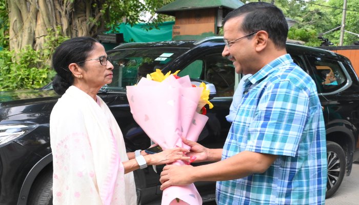 NDIA Alliance Meeting: इंडिया अलायंस की बैठक से पहले दिल्ली में सियासी हलचल तेज, केजरीवाल से मिलीं ममता बनर्जी