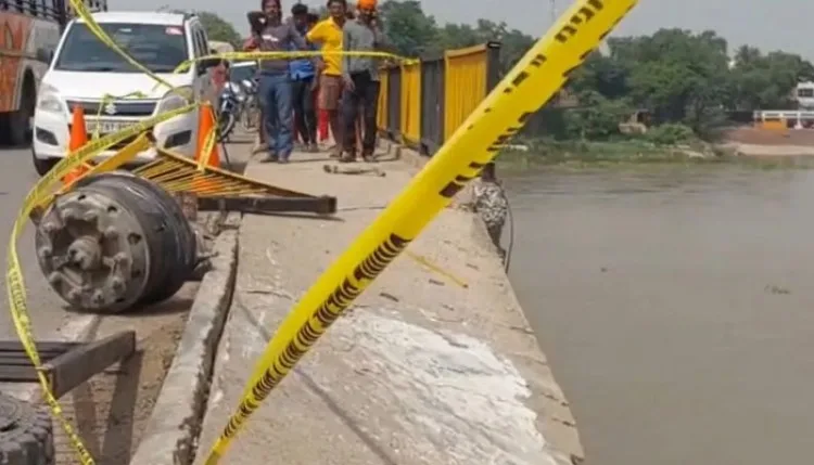 कन्नौज में बड़ा हादसा ! गंगा में गिरा मैदे से लदा ट्रक, दो की जान बची, क्लीनर लापता