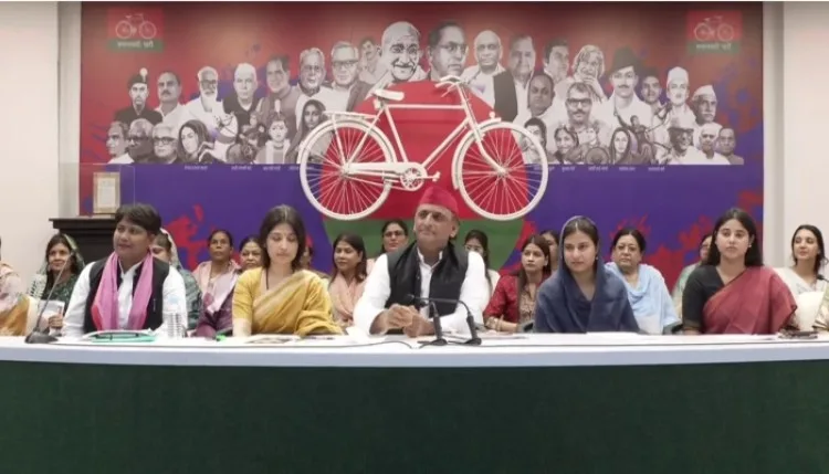 यूपी चुनाव 2027: अखिलेश यादव का महिला कार्ड, हर महिला को सालाना 40 हजार रुपये देने का ऐलान