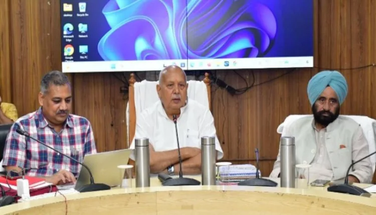 गुस्से में मंत्रीः खेतों तक पहुंचाएं योजनाएं, किसानों का करें सहयोग-शाही