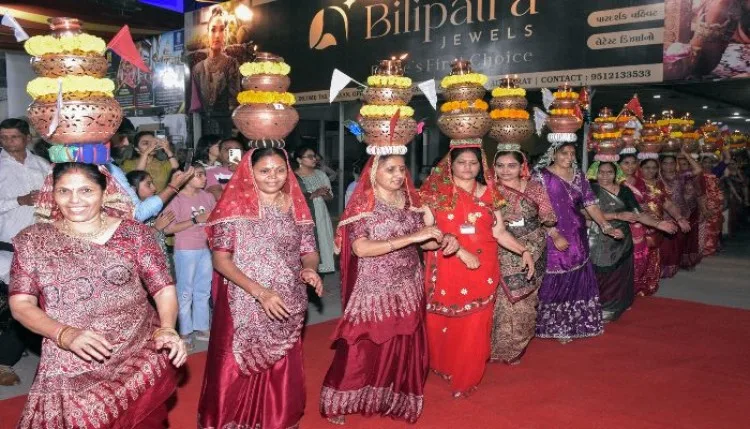 गरबा के दौरान सूरत में घरेलू कपड़ों में होगी पुलिस, कंट्रोल रूम से रखी जाएगी निगरानी