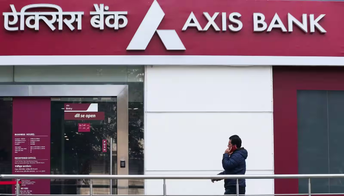 Axis Bank Share Crashed: एक्सिस बैंक के शेयर हुए धड़ाम, कारोबार में पांच प्रतिशत की गिरावट