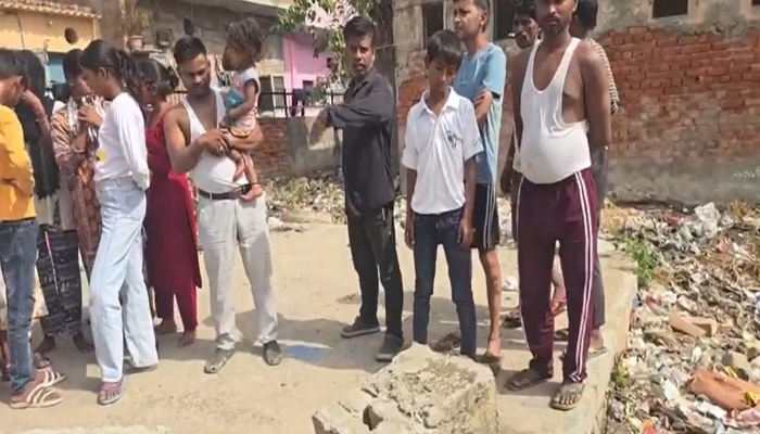 Delhi: मेट्रो विहार काॅलोनी में जर्जर शौचालय का ढांचा गिरने से बच्ची की मौत, लोगों का फूटा गुस्सा