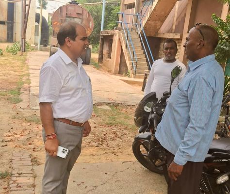 चालू होते ही सीवर लाइन ध्वस्त, महाप्रबंधक दे रहे आश्वासन