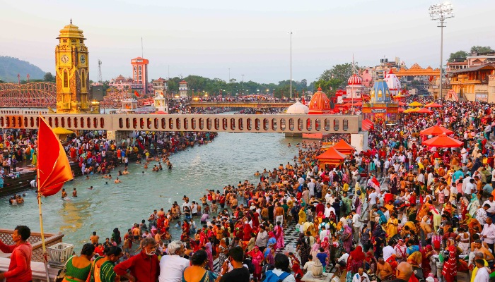 शनिश्चरी अमावस्या पर हर की पौड़ी पर उमड़ा जनसैलाब, लाखों भक्तों ने लगाई डुबकी