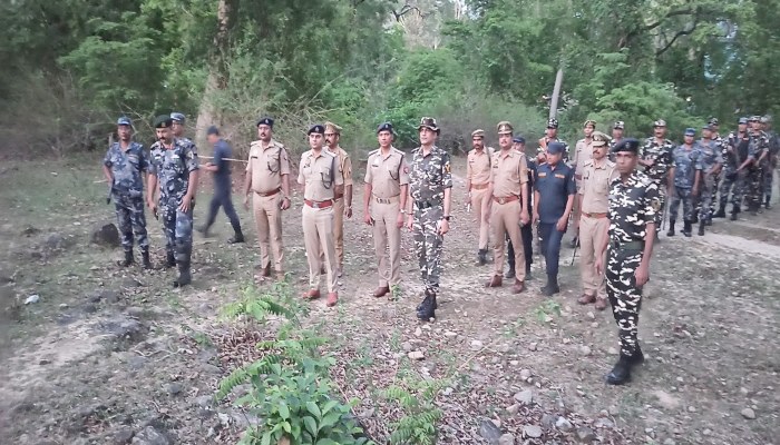 बलरामपुर एसपी ने एसएसबी व नेपाल पुलिस के साथ की पैदल गश्त, सुरक्षा का दिलाया भरोसा