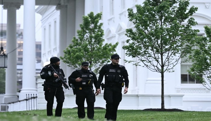 White House Firing: व्हाइट हाउस के बाहर फायरिंग, अंदर मौजूद थे ट्रंप, गोलीबारी में हमलावर ढेर
