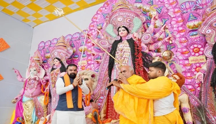 सीएम सम्राट चौधरी ने किए मां दुर्गा के दर्शन, सर्वमंगल की कामना