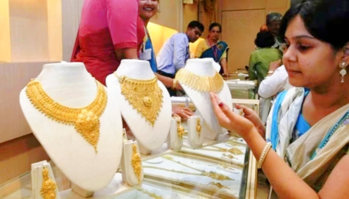 सर्राफा बाजार में उतार-चढ़ाव: रिकॉर्ड स्तर पर पहुंचने के बाद थमी सोने की रफ्तार, चांदी ने दिखाई मजबूती