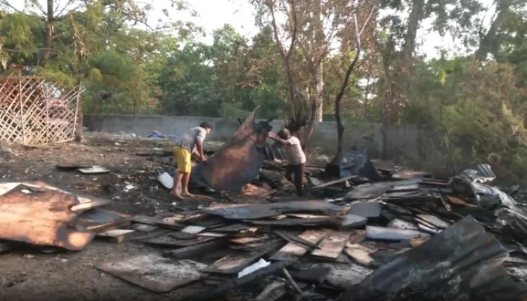 दिल्ली के फर्नीचर मार्केट और नमकीन फैक्ट्री में लगी भीषण आग, लाखों का नुकसान
