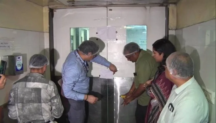 अस्पताल के किचन में थे जंग लगे बर्तन, होटल से एक्सपायरी डेट गायब!