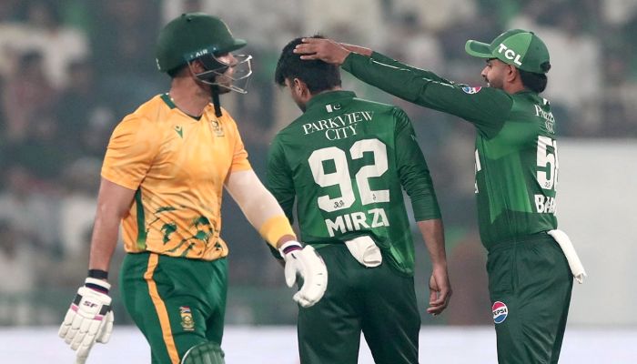 PAK vs SA 1st ODI: डिकॉक-प्रिटोरियस की पारी गई बेकार , पाकिस्तान ने दक्षिण अफ्रीका को 2 विकेट से हराया